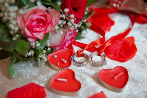 Золотые Обручальные Кольца Свечи Красным Сердцем Красные Лепестки Роз Свадебный — стоковое фото
