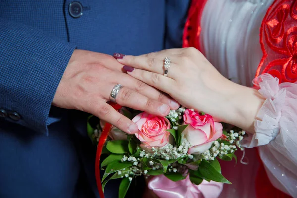 Brud Och Brudgum Med Förlovning Guld Ringar Sätta Sina Händer — Stockfoto