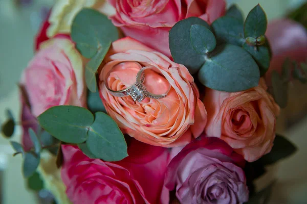 Egy Csokor Narancs Rózsa Arany Gyűrűk Egy Virágcsokron Lévő Esküvőre — Stock Fotó