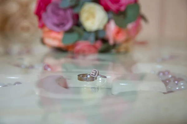 Novia Novio Con Anillos Oro Compromiso Poner Sobre Mesa Lado — Foto de Stock