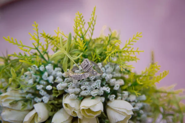 Fehér Rózsa Csokor Arany Gyűrűk Egy Virágcsokron Lévő Esküvőre Fehér — Stock Fotó