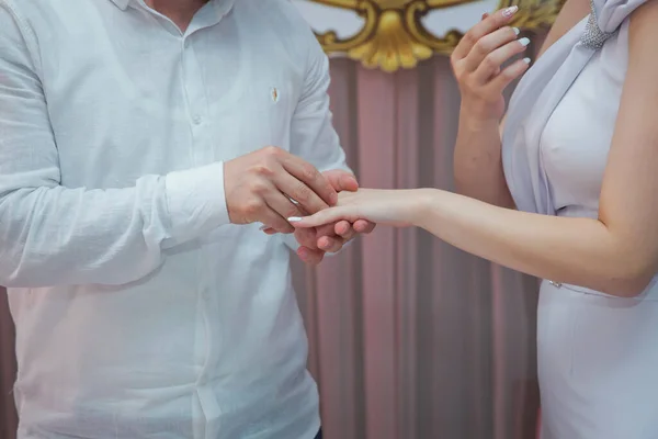 Jovem Colocando Anel Dedo Sua Noiva Após Proposta Casamento Mãos — Fotografia de Stock