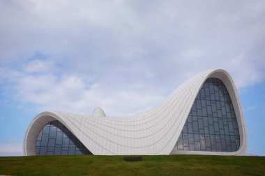 BAKU, AZERBAIJAN - 22.02.2021: Heydar Aliyev merkezi, Zaha Hadid 'in Bakü' deki ünlü mimari yapı. Modern kültür merkezi, Bakü 'nün yeni sembolü haline geldi.