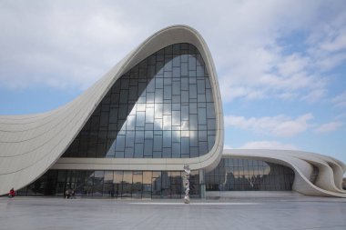 BAKU, AZERBAIJAN - 22.02.2021: Heydar Aliyev merkezi, Zaha Hadid 'in Bakü' deki ünlü mimari yapı. Modern kültür merkezi, Bakü 'nün yeni sembolü haline geldi.