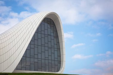 BAKU, AZERBAIJAN - 22.02.2021: Heydar Aliyev merkezi, Zaha Hadid 'in Bakü' deki ünlü mimari yapı. Modern kültür merkezi, Bakü 'nün yeni sembolü haline geldi.