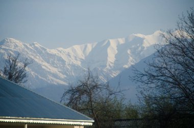 Karlı Dağ Tepeleri, Büyük Yüksek İrtifa Dağları, Arkaplan Dağları, Yakın Dağlar, Kar Tepesi. Kışın kar altında yüksek dağlar