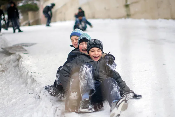 Baku Azerbaijão 2014 Duas Crianças Caucasianas Muito Felizes Brincando Neve Fotografias De Stock Royalty-Free