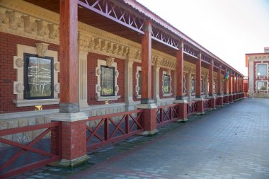 Azerbaycan, Omar Binicilik Merkezi. 10.03.2021. At ahırları. Elit At ve Polo Kulübü. Eğitim alanı. At kulübü. At evi. Atlı modern ahır manzarası. Ömer binici