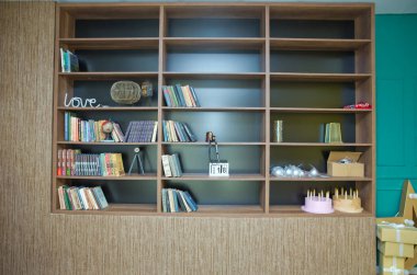 Baku Azerbijan. 03.04.2021 Raftaki bir kitap koleksiyonu. Bir sürü kitabı olan bir kitaplık.