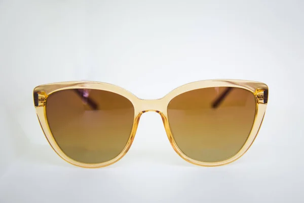 Eleganckie Okulary Przeciwsłoneczne Odizolowane Białym Okulary Odizolowane Wycięte Nowoczesne Brązowe — Zdjęcie stockowe