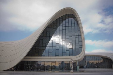 BAKU, AZERBAIJAN - 22.02.2021: Heydar Aliyev merkezi, Zaha Hadid 'in Bakü' deki ünlü mimari yapı. Modern kültür merkezi, Bakü 'nün yeni sembolü haline geldi.