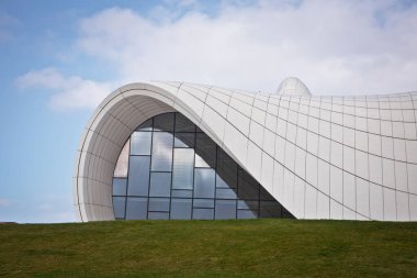 BAKU, AZERBAIJAN - 22.02.2021: Heydar Aliyev merkezi, Zaha Hadid 'in Bakü' deki ünlü mimari yapı. Modern kültür merkezi, Bakü 'nün yeni sembolü haline geldi.