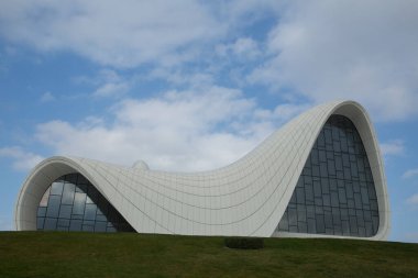 BAKU, AZERBAIJAN - 22.02.2021: Heydar Aliyev merkezi, Zaha Hadid 'in Bakü' deki ünlü mimari yapı. Modern kültür merkezi, Bakü 'nün yeni sembolü haline geldi.