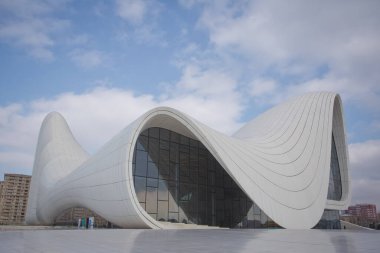 BAKU, AZERBAIJAN - 22.02.2021: Heydar Aliyev merkezi, Zaha Hadid 'in Bakü' deki ünlü mimari yapı. Modern kültür merkezi, Bakü 'nün yeni sembolü haline geldi.