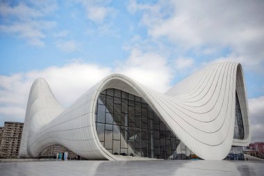BAKU, AZERBAIJAN - 22.02.2021: Heydar Aliyev merkezi, Zaha Hadid 'in Bakü' deki ünlü mimari yapı. Modern kültür merkezi, Bakü 'nün yeni sembolü haline geldi.