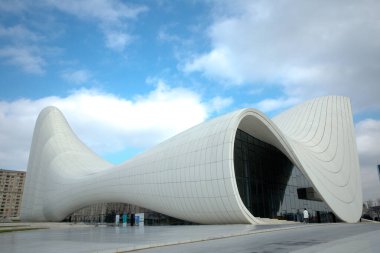 BAKU, AZERBAIJAN - 22.02.2021: Heydar Aliyev merkezi, Zaha Hadid 'in Bakü' deki ünlü mimari yapı. Modern kültür merkezi, Bakü 'nün yeni sembolü haline geldi.