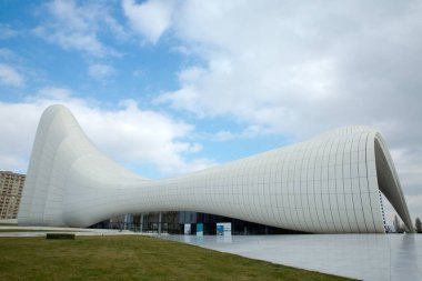 BAKU, AZERBAIJAN - 22.02.2021: Heydar Aliyev merkezi, Zaha Hadid 'in Bakü' deki ünlü mimari yapı. Modern kültür merkezi, Bakü 'nün yeni sembolü haline geldi.