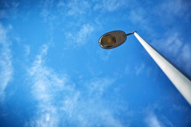 Gökyüzü olan sokak lambası direği. Güzel bir yaz panoramik manzarası bulutlu ve mavi gökyüzü. Yazın gökyüzü. Mavi gökyüzündeki sokak lambası