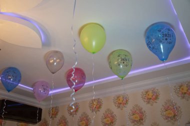 Helyum balonları. Parti için odadaki beyaz tavanda renkli balonlar yüzüyor. Düğün ya da çocukların doğum günü partisi dekorasyonu. .