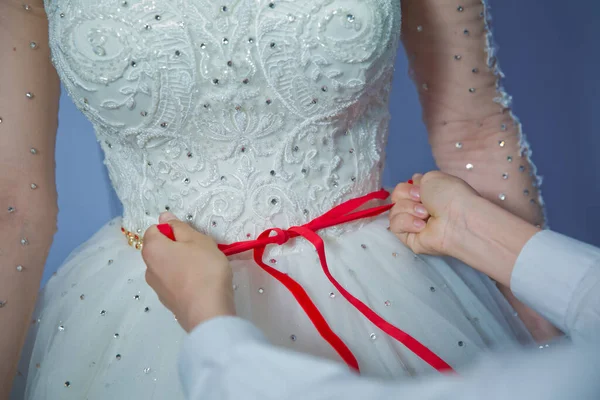 Βγάλε Την Κορδέλα Στην Κοιλιά Της Νύφης Γάμος Νύφη Δαντέλες — Φωτογραφία Αρχείου