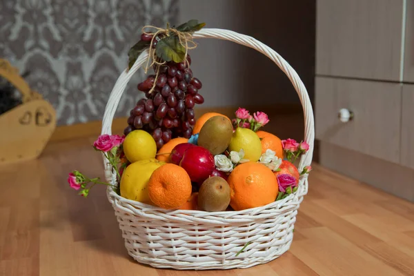 Der Weiße Korb Enthält Trauben Kiwi Orangen Rote Äpfel Quitten — Stockfoto