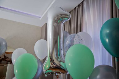 Tam sayı seti. Beyaz arka planda izole edilmiş şişme balondan yapılmış gri bir numara. Helyum balonundan yapıldım. Gümüş helyum balonları 1 numara. Doğum gününde beyaz ve yeşil balonlar