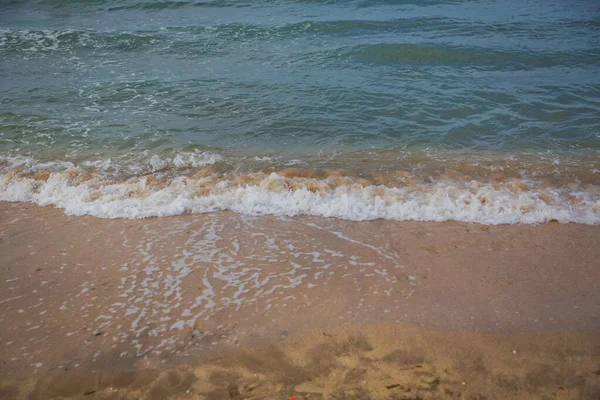 Mała Fala Morska Rozpryskuje Się Bliska Przypływ Piaskowej Plaży Brzeg — Zdjęcie stockowe