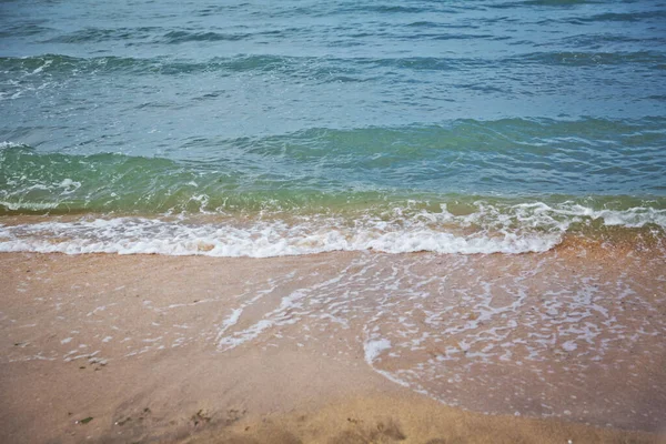 Meerwasser Kaspischen Meer Über Weißem Sandstrand Saubere Und Entspannende Meereswogen — Stockfoto