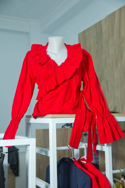 Mujer Blusa Roja Moda Sobre Maniquí Camisa Roja Blusa Roja —  Fotos de Stock