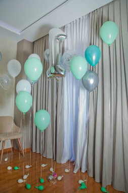 Tam sayı seti. Beyaz arka planda izole edilmiş şişme balondan yapılmış gri bir numara. Helyum balonundan yapıldım. Gümüş helyum balonları 1 numara. Doğum gününde beyaz ve yeşil balonlar