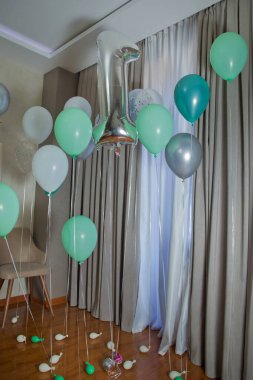 Tam sayı seti. Beyaz arka planda izole edilmiş şişme balondan yapılmış gri bir numara. Helyum balonundan yapıldım. Gümüş helyum balonları 1 numara. Doğum gününde beyaz ve yeşil balonlar