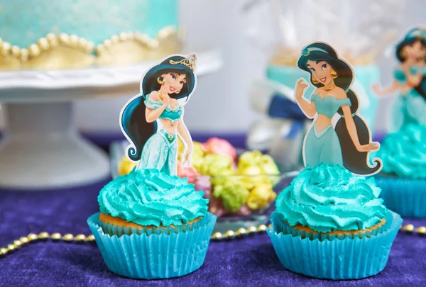 아제르바이잔 2020 알라딘 파티를 케이크에요 신선하고 맛있는 Jasmine Model Paper — 스톡 사진