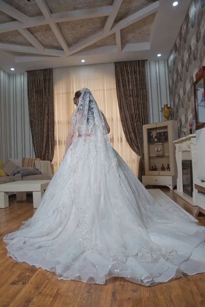 Sisi Belakang Gaun Pengantin Putih Pengantin Wanita Mengambil Foto Gaun — Stok Foto