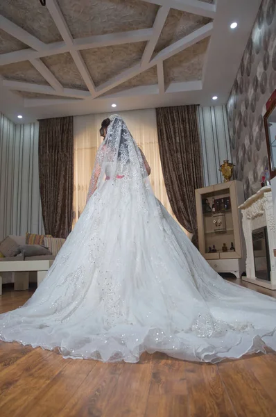 Sisi Belakang Gaun Pengantin Putih Pengantin Wanita Mengambil Foto Gaun — Stok Foto