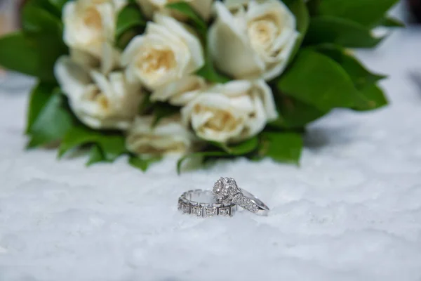 Elegante Flor Boda Blanca Anillos Frente Del Ramo Bodas Anillos — Foto de Stock