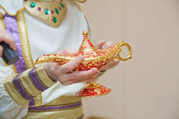 Segurando Uma Velha Lâmpada Mágica Mão Homem Com Roupas Aladdin Fotografia De Stock