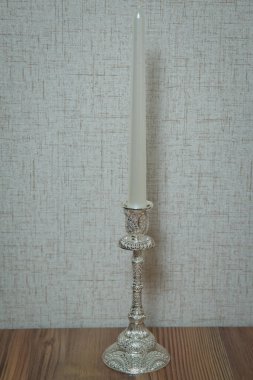 Beyaz arka planda güzel bir mum. Mumların içinde mum yanıyor. Yanan Mumlarla Retro Candelabra. Eski Gümüş Mum 'da Yanan Mum