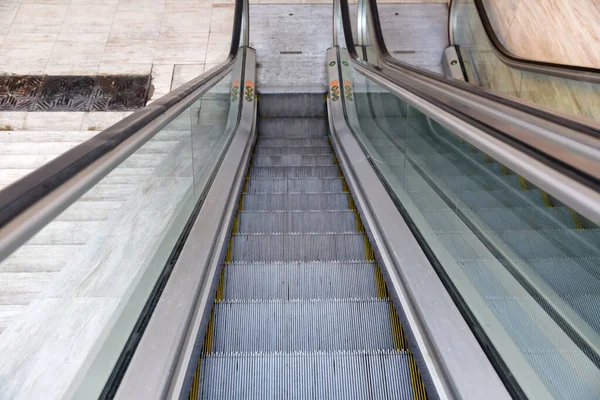 地下の地下鉄駅へのエスカレーター階段 エスカレーターの閉鎖の手順 — ストック写真