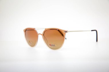 Beyazda izole edilmiş zarif güneş gözlükleri. Güneş gözlüğü izole edilmiş, kesilmiş. Beyaz arka planda izole edilmiş modern kahverengi güneş gözlükleri. Güneş gözlükleri beyaz arkaplanda izole bir şekilde kapanır