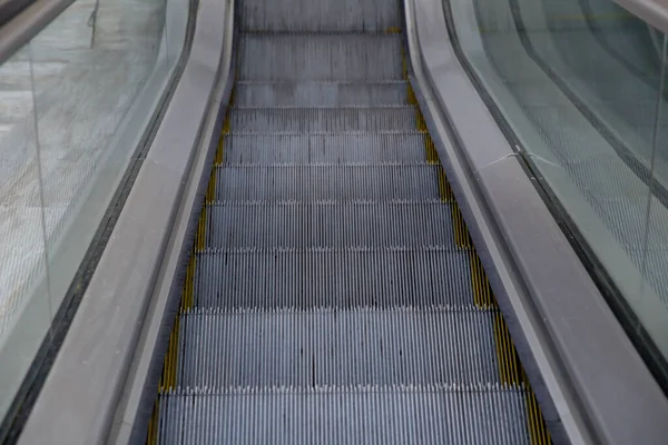 Schody Schodów Schodowych Podziemnej Stacji Metra Kroki Schodów Ruchomych Zbliżenie — Zdjęcie stockowe