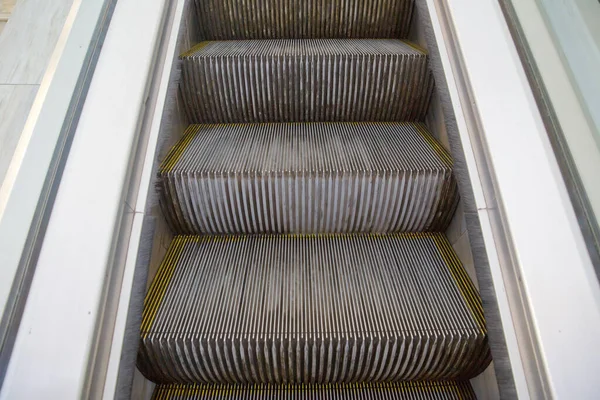 에스컬레이터 지하철역 에스컬레이터의 단계를 클로즈업 — 스톡 사진