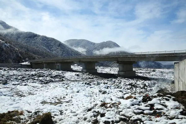 Most Rzeczny Zima Góry Podnóża Gór Jest Mgła Kabel Słup — Zdjęcie stockowe