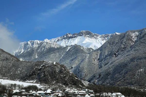 Neigeait Dans Village Vue Montagne Sur Village Les Feuilles Des Image En Vente