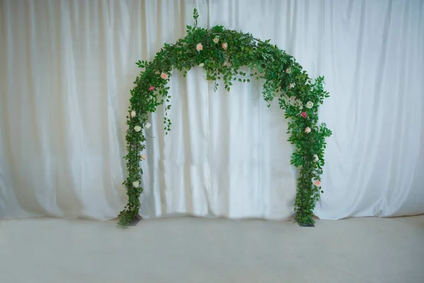 Oblouk Květinovou Výzdobou Květinový Oblouk Květinami Větvemi Zelenými Listy Krásné Royalty Free Stock Obrázky