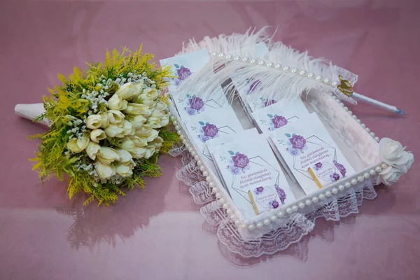 Azerbaijão Baku 2020 Convite Para Casamento Chocolate Uma Cesta Decorada — Fotografia de Stock