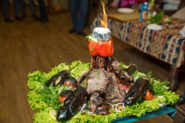 Açık ateşte kızartılmış et, özel bir şekilde pişirilir. Barbekü kuzu etinden ya da koyun etinden yapılır ve slasher tarafından işlenir. Patlıcan dolması. Geleneksel Azerbaycan Kuzu Aşçılığı