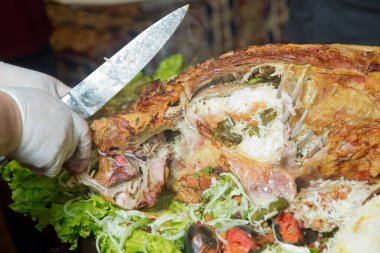 Açık ateşte kızartılmış et, özel bir şekilde pişirilir. Barbekü kuzu etinden ya da koyun etinden yapılır ve slasher tarafından işlenir. Pilav. Geleneksel Azerbaycan usulü ızgara kuzu eti pişiriyor.