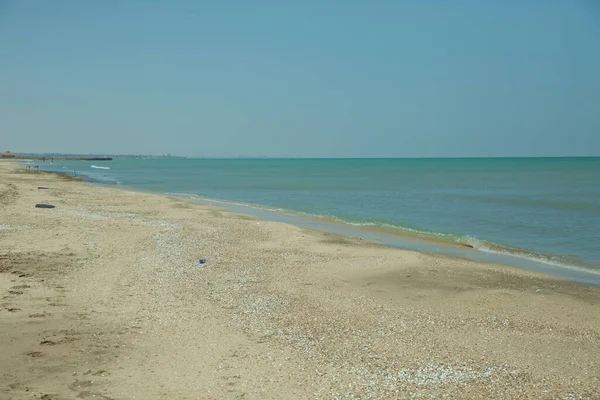 クリスタルクリア水 白い砂浜 Tanjung唐ビーチで完璧です 青い海と空とビーチ 天気の良い日にターコイズブルーの水と地中海のビーチ — ストック写真