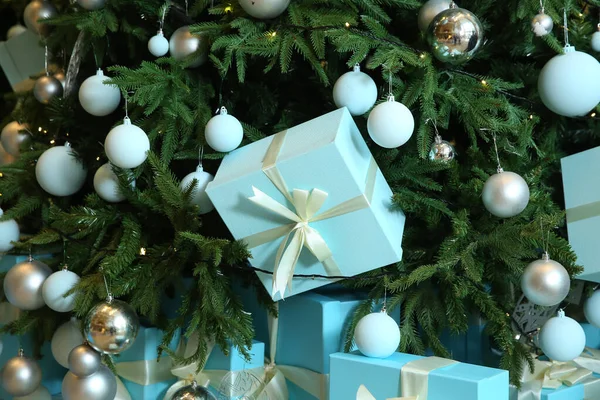 Árbol Año Nuevo Verde Regalo Azul Cuelga Abeto Concepto Fondo —  Fotos de Stock