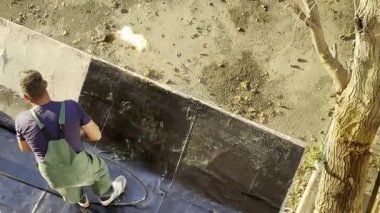 Onlar evin çatısını söküyorlar. Standart Asfalt Çatı Kesme - Bölünme Tekniği